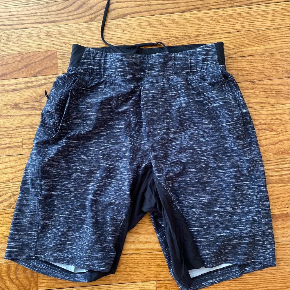 Lululemon Men Shorts - lined